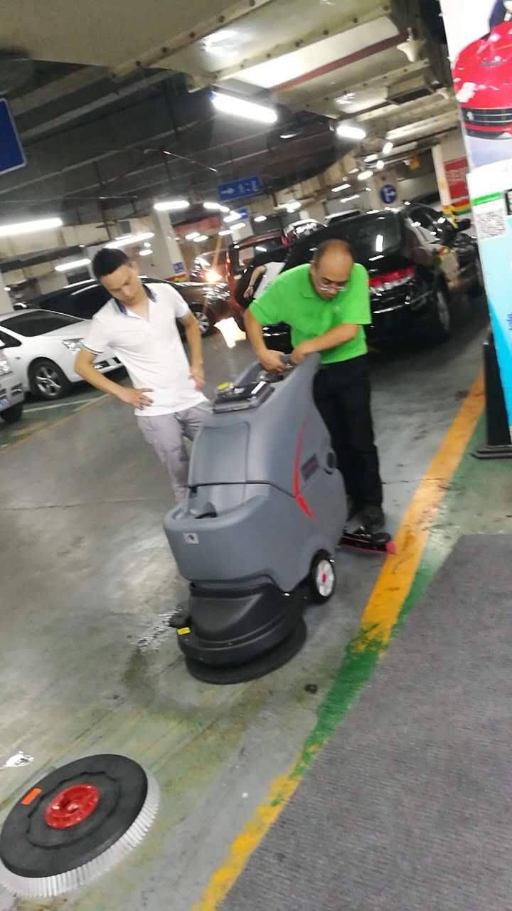 工廠車間環(huán)氧地面不好清洗怎么辦？洗地機(jī)是個(gè)好幫手