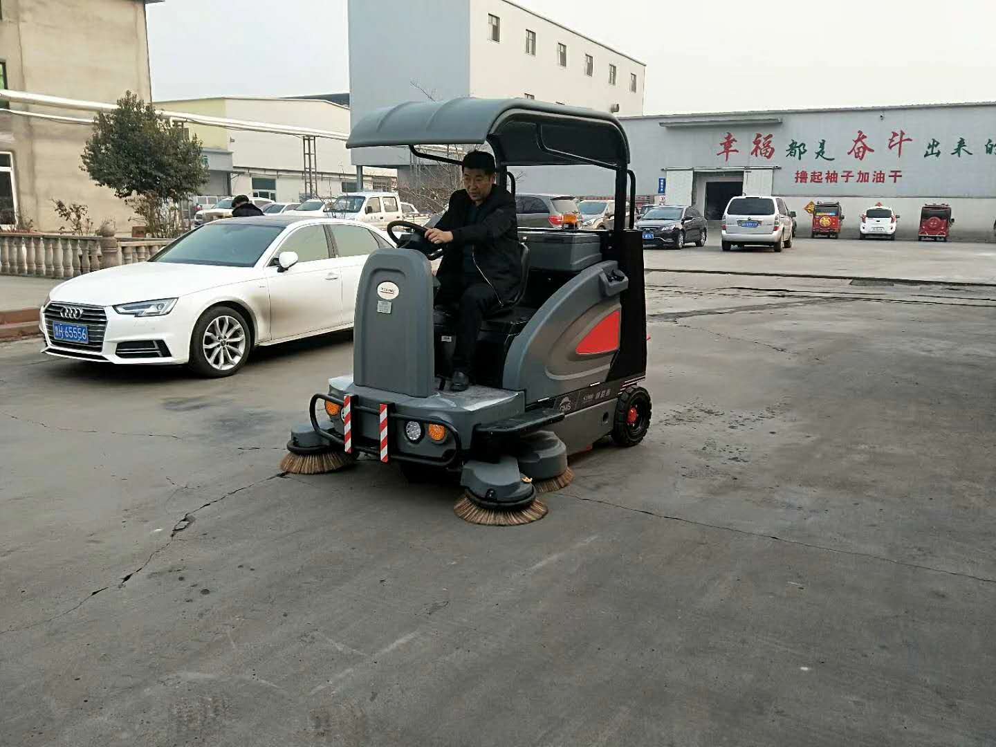 工廠清潔為什么用電動(dòng)掃地車(chē)?