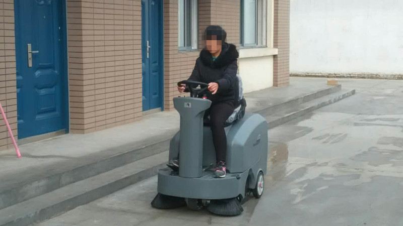 什么類型的掃地機(jī)適合大型廠房使用？